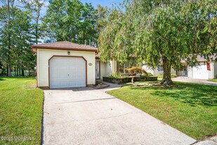 327 Concord Ct in Little Egg Harbor Township, NJ - Building Photo