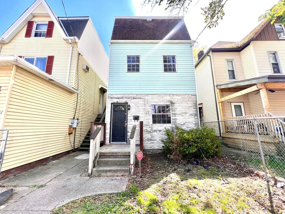 542 5th Ave-Unit -Unit 1 in New Kensington, PA - Building Photo
