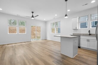 207 9th Ave SE, Unit 209 in Hickory, NC - Building Photo - Building Photo
