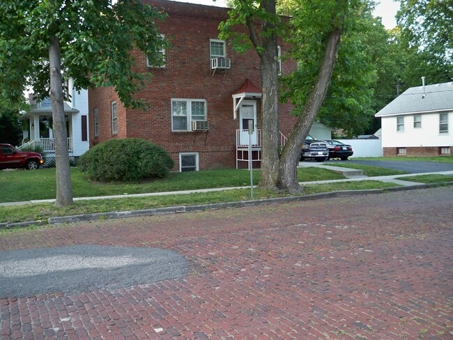 331 W Cedar St, Unit Apt 2 in Springfield, IL - Building Photo - Building Photo