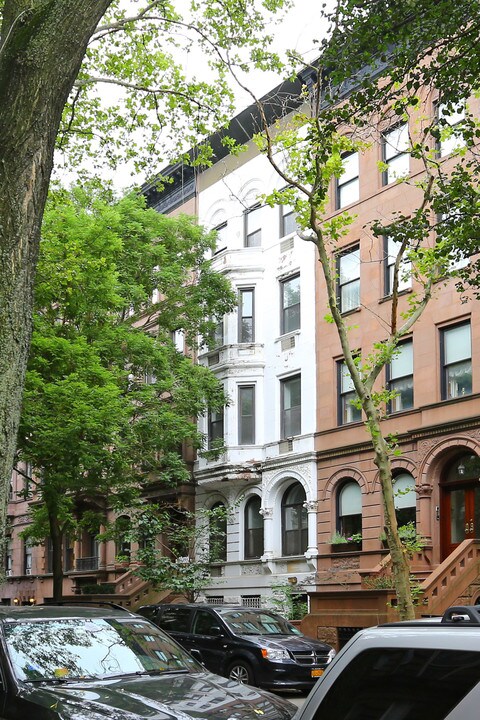 50 W 69th St in New York, NY - Building Photo