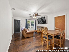 1407 6th St in Floresville, TX - Building Photo - Building Photo