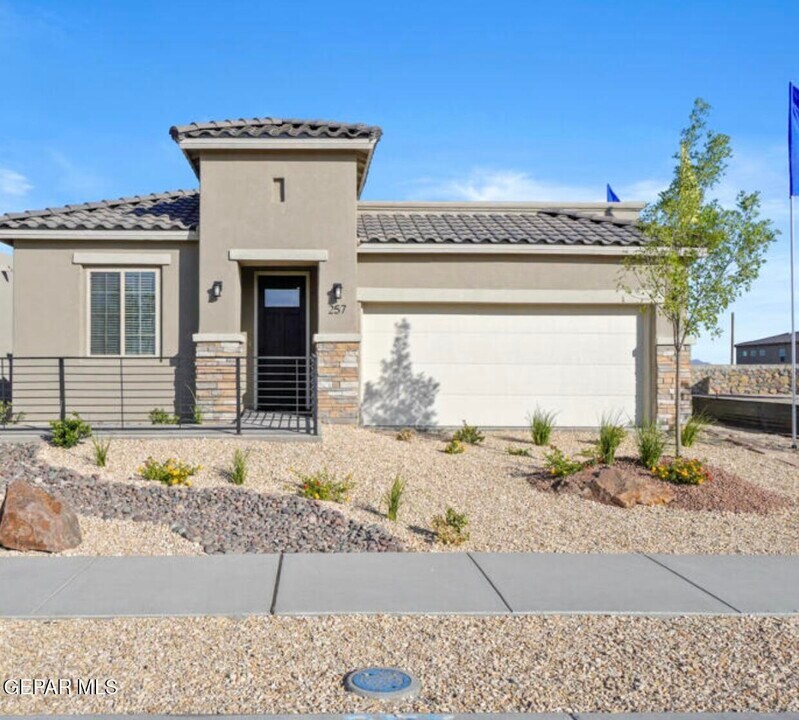 257 Adamtowne Dr in El Paso, TX - Building Photo