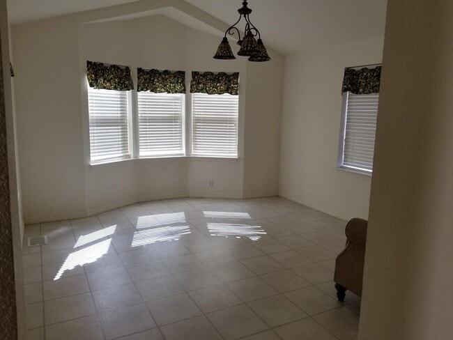 323 Prospect St in Oak View, CA - Building Photo - Building Photo