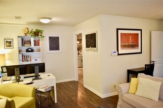 4624 Verone St in Bellaire, TX - Foto de edificio - Building Photo