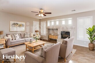 8645 Radiant Ruby Ave, Unit B-325 in Las Vegas, NV - Foto de edificio - Building Photo