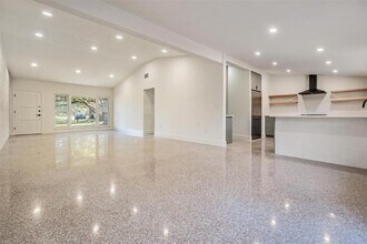 11012 N Oregon Ave in Tampa, FL - Building Photo - Building Photo