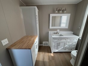 28 Caledonia St NE, Unit # 2 in Grand Rapids, MI - Foto de edificio - Building Photo