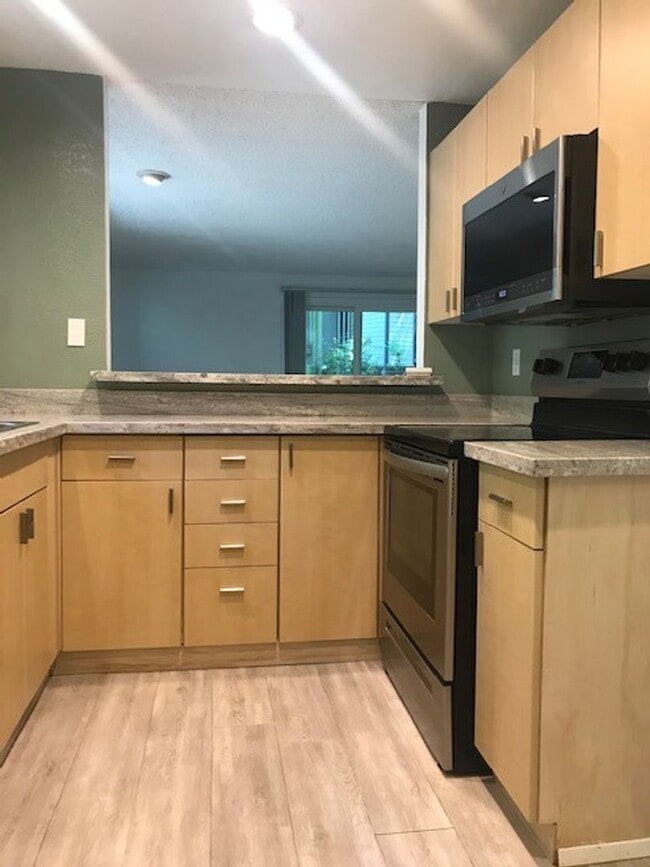 14409 NE 30th Pl in Bellevue, WA - Building Photo - Building Photo
