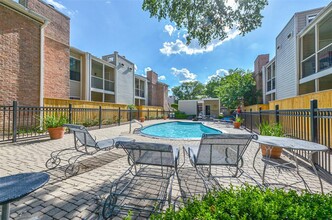 2001 Bering Dr in Houston, TX - Building Photo - Building Photo