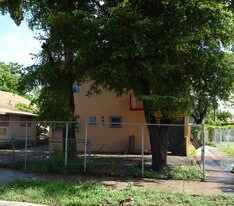 641 NW 2nd St in Miami, FL - Building Photo