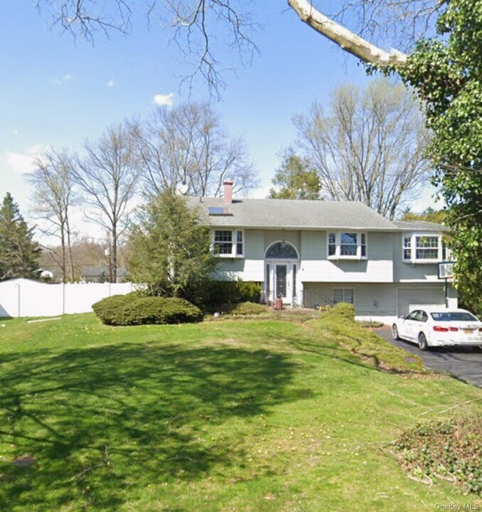 29 Dillon Dr in Dix Hills, NY - Building Photo