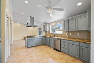 22321 Hartland St in Canoga Park, CA - Building Photo - Building Photo