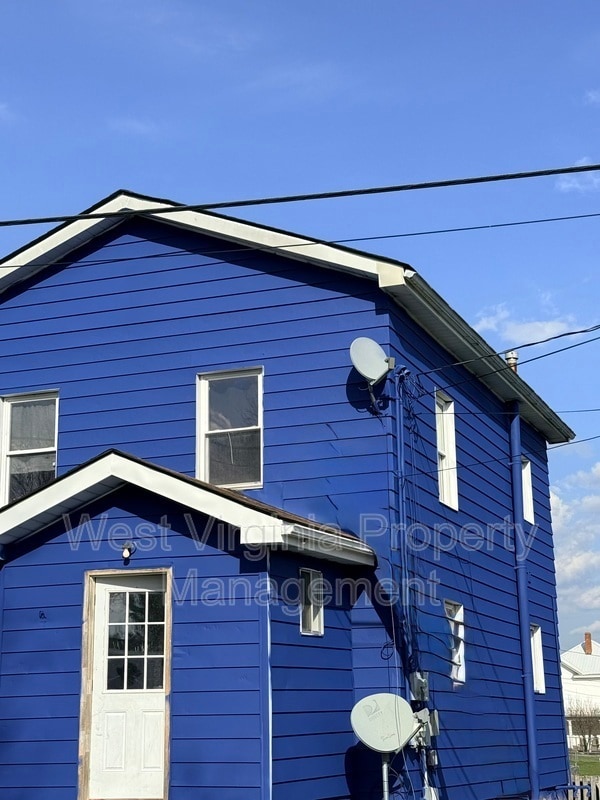 property at 304 N 3rd St