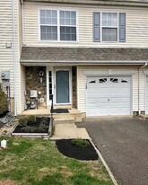 4662 Louise St Claire Dr in Doylestown, PA - Building Photo