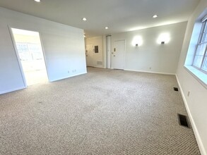 144 Lake Shore Rd in Boston, MA - Building Photo - Building Photo