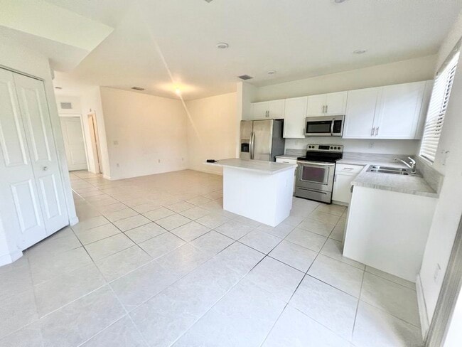 575 NE 208th Ter in Miami, FL - Building Photo - Building Photo