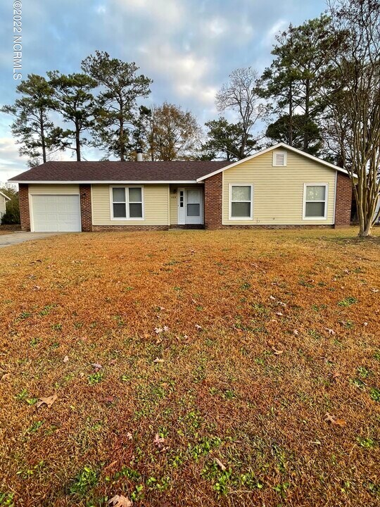 405 Sterling Rd in Jacksonville, NC - Building Photo