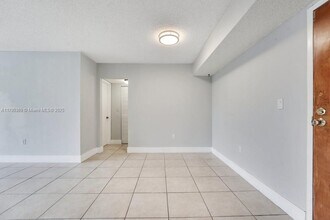 5033 NW 7th St in Miami, FL - Foto de edificio - Building Photo