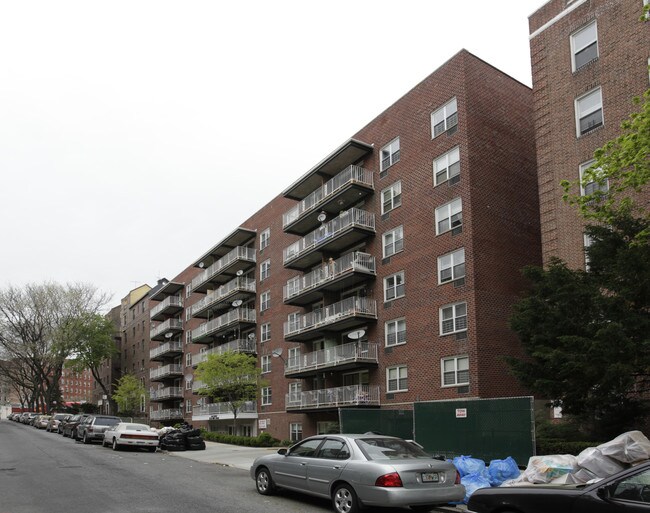 Cara Terrace in Kew Gardens, NY - Foto de edificio - Building Photo