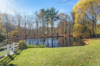 75 Hanson Rd in Darien, CT - Building Photo - Building Photo