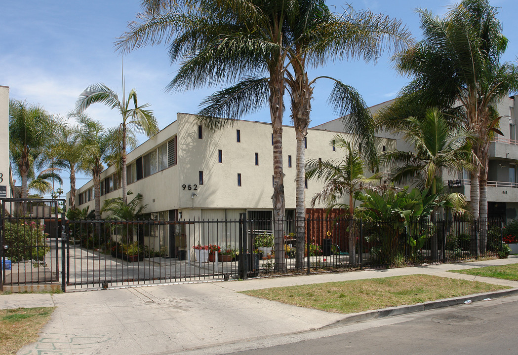 952 N Ardmore Ave in Los Angeles, CA - Foto de edificio