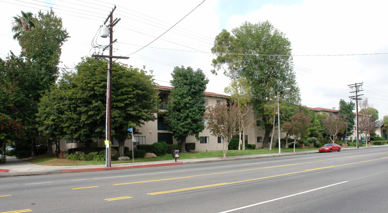 Woodman Apartments in Van Nuys, CA - Foto de edificio