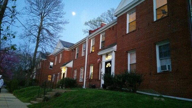 4034 Calvert St NW, Unit Apt 1 in Washington, DC - Foto de edificio - Building Photo