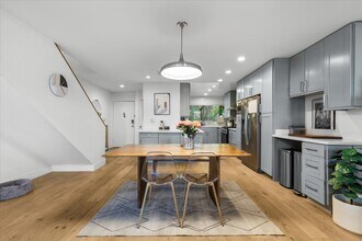 3880 Fredonia Dr, Unit D in Los Angeles, CA - Foto de edificio - Building Photo