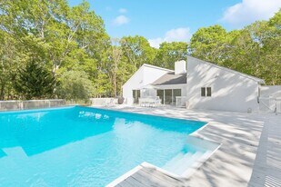 108 Merchants Path in Southampton, NY - Building Photo