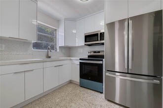 3334 SW 24th St in Miami, FL - Building Photo - Building Photo