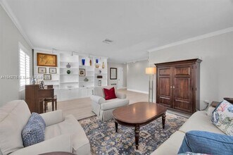 8100 SW 107th St in Miami, FL - Foto de edificio - Building Photo