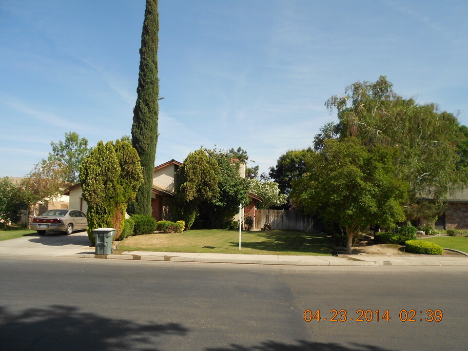 3704 Litchfield Dr in Bakersfield, CA - Building Photo