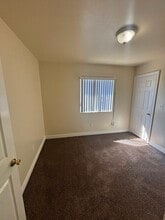 132 E 79th St in Los Angeles, CA - Foto de edificio - Building Photo