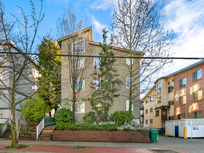 4230 NE 8th Ave in Seattle, WA - Building Photo - Building Photo