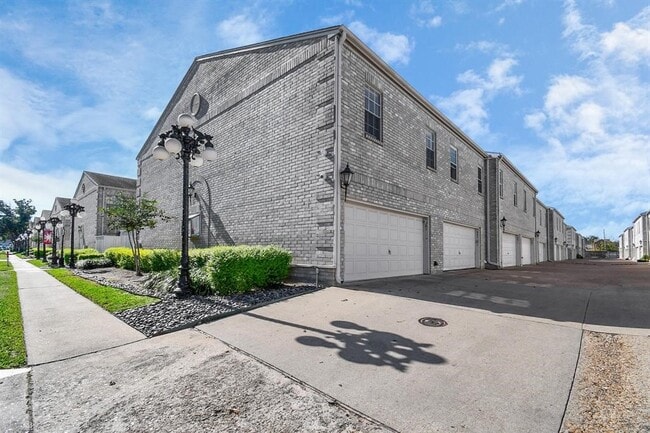 3780 Tanglewilde St in Houston, TX - Building Photo - Building Photo