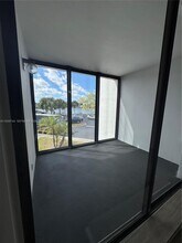 213 Lake Pointe Dr in Oakland Park, FL - Building Photo - Building Photo