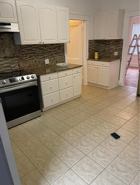 38 S Lenox St in Worcester, MA - Building Photo