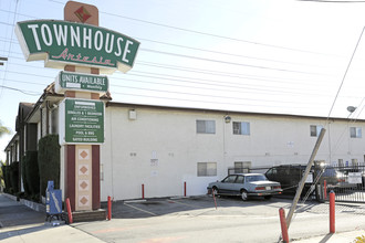 Townhouse Artesia in Bellflower, CA - Foto de edificio - Building Photo