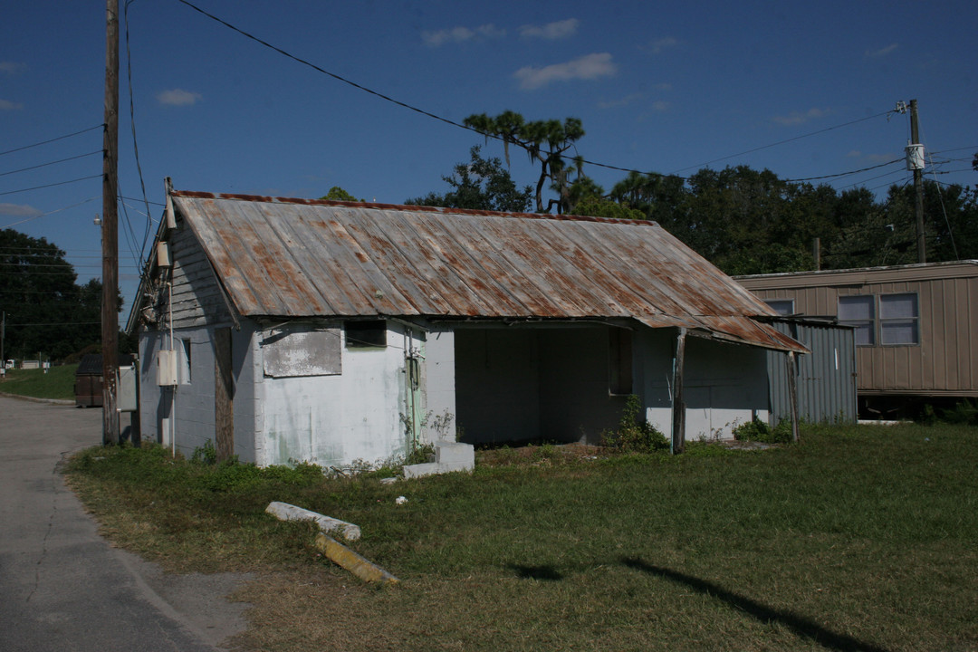 Mobile Home Park in Lakeland, FL - Building Photo