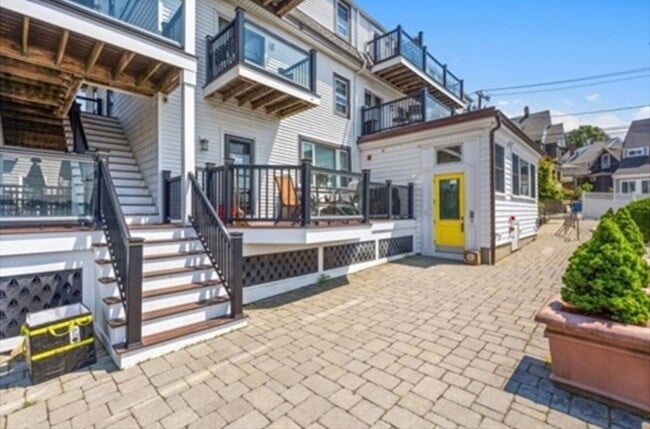 600 Shirley St, Unit 1 in Winthrop, MA - Building Photo - Building Photo