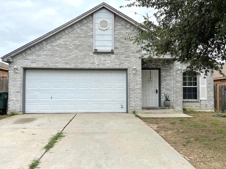 810 George Read Dr, Unit AUCMCC in Laredo, TX - Building Photo