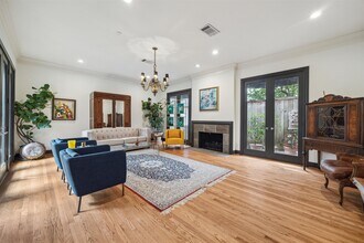 2154 Avalon Pl in Houston, TX - Foto de edificio - Building Photo