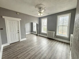 4 Riverside Ave, Unit 2 in Rensselaer, NY - Building Photo