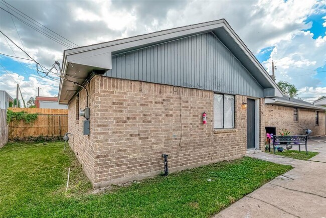8814 Manus St in Houston, TX - Building Photo - Building Photo