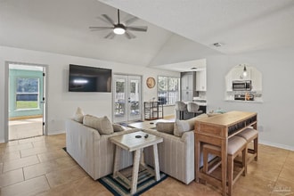 5111 Keystone Dr in Gulf Breeze, FL - Foto de edificio - Building Photo