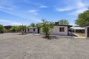 2535 N Dodge Blvd in Tucson, AZ - Building Photo