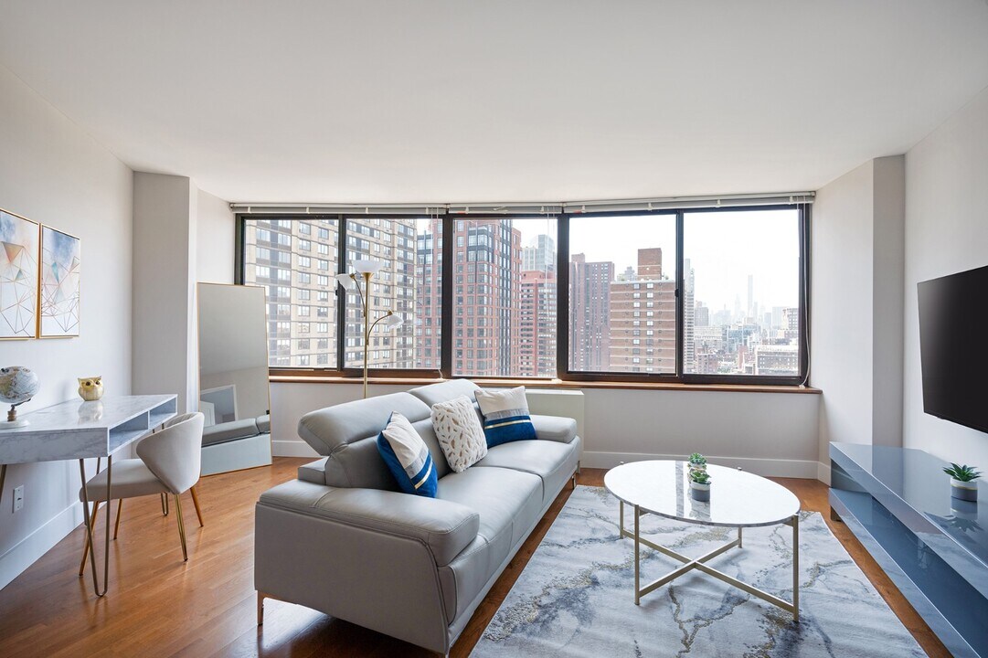 175 E 96th St in New York, NY - Building Photo