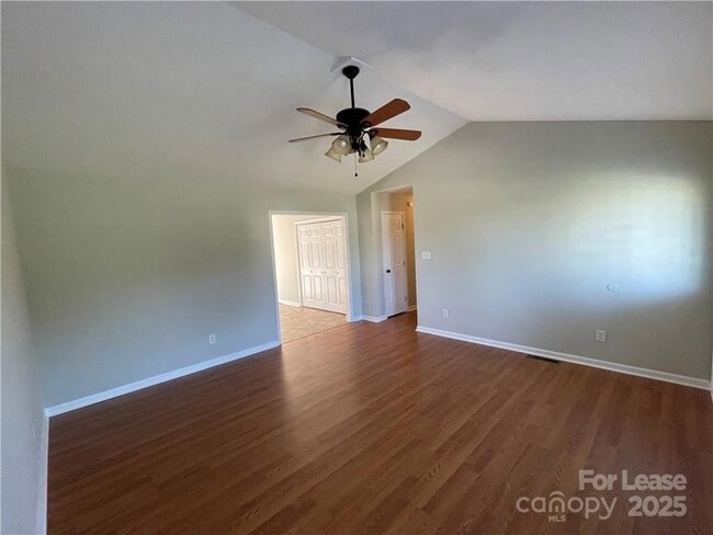 2474 Oak Valley Ln in Maiden, NC - Foto de edificio - Building Photo