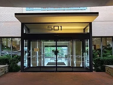501 Slaters Ln, Unit 313 in Alexandria, VA - Foto de edificio - Building Photo